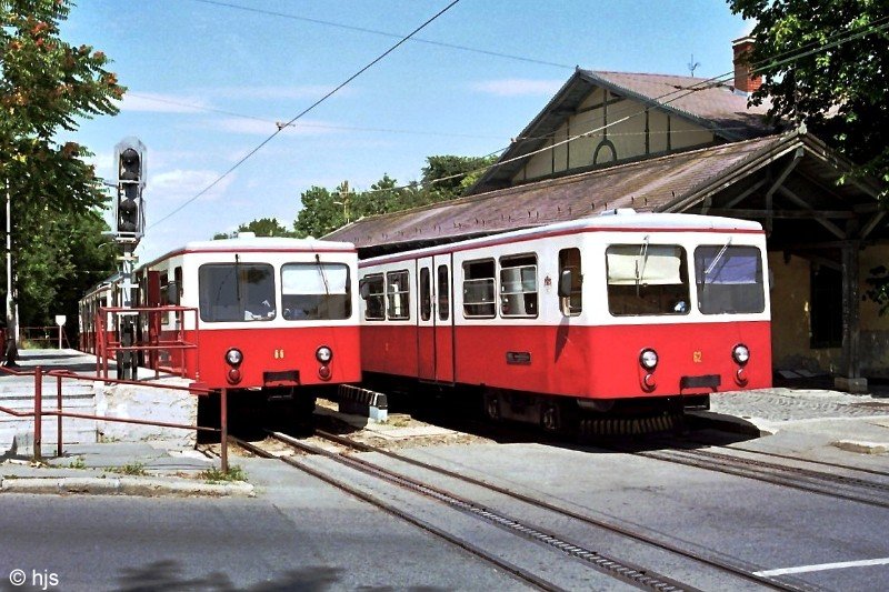 Die Triebzge 56/66 und 52/62 begegnen sich in der Station Svbhegy (8. Juli 2007).