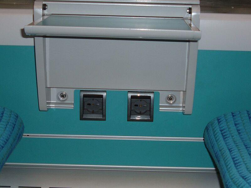 Die Triebzge Minuetto haben bei den Vierersitzgruppen unter einen Klapptisch zwei Steckdosen fr Laptops und zwei Antennenbuchsen fr Mobiltelefone, fr Nahverkehrszge eine recht ungewhnliche Einrichtung.