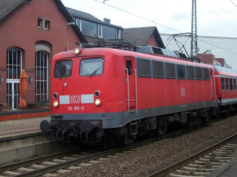 Die Trierer 110166 mit einem RE im Bahnhof Vlklingen/Saar auf dem Weg nach Trier am 12.09.2008. 