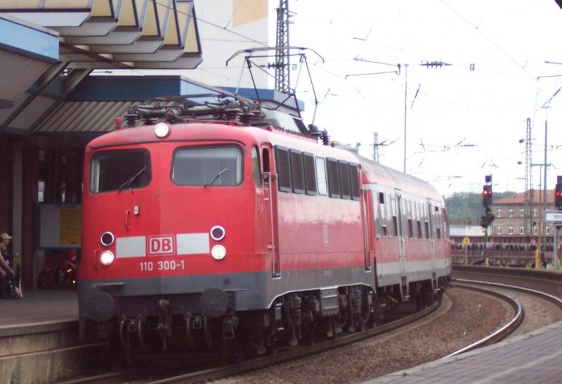 Die Trierer 110300 mit einem RE im Bahnhof Vlklingen/Saar auf dem Weg nach Trier am 29.07.2008. 