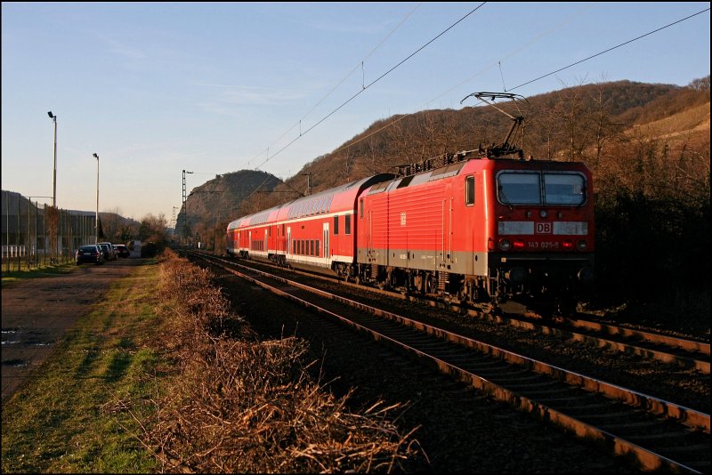 Die Trierer 143 025 schiebt am Abend des 09.02.2008 die RB27 (RB 12574)  Rhein-Erft-Bahn  nach Kln Hauptbahnhof.