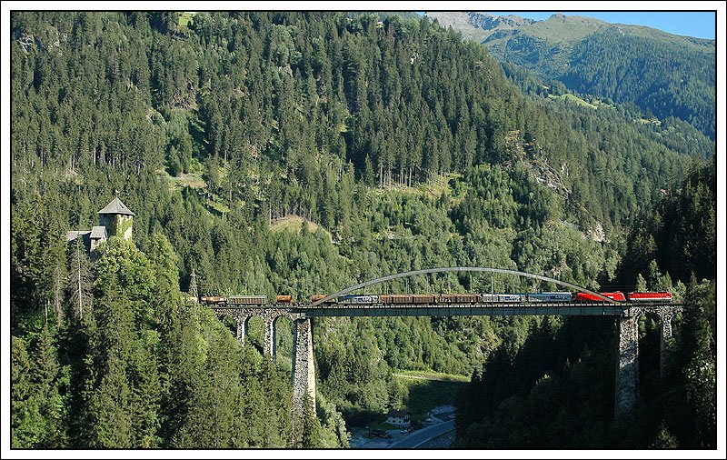 Die Trisannabrcke auf der Arlberg Ostrampe vom Norden aus aufgenommen von der gegenberliegenden Arlberg Budesstrae, am 25.7.2007. (Reload)