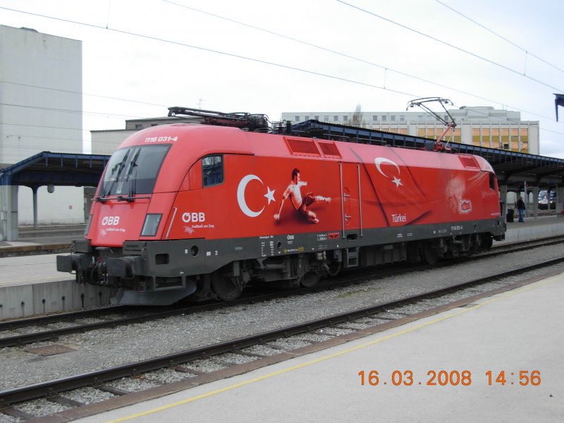 Die trkische EM-Lok auf dem Weg zu 'ihrem' Zug, dem EC 102 'Polonia' nach Warschau, den sie bis in den tschechischen Bahnhof Breclav (Lundenburg) ziehen wird. Rechts hinten ist die griechische Lok zu erkennen - Behandlung der Zypern-Frage auf friedliche Art und Weise. Foto vom 16.3.2008.