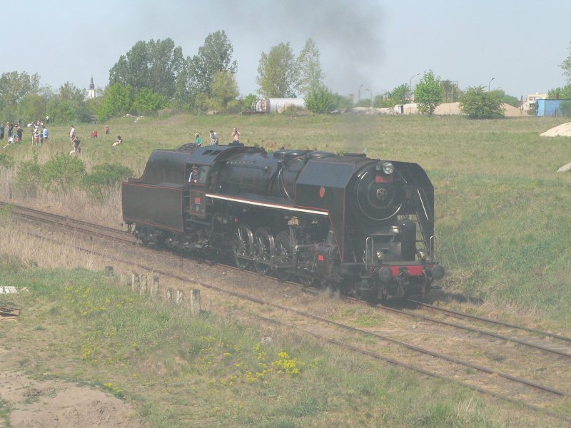 Die tschechische 475.111 konnte sich leider aus den Dampfwolken ihrer Vorgngerin nicht befreien. Dampflokparade Wolsztyn, 28.4.2007