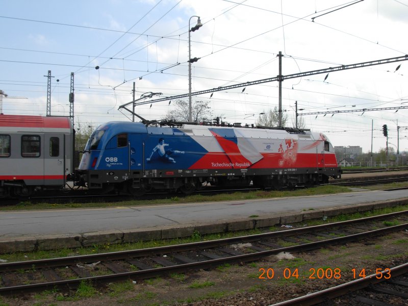 Die tschechische EM-Lok 1216-226 in ihrem angestammten Revier auf dem Brnner Hauptbahnhof (der eine Generalsanierung vertragen wrde), wenige Sekunden, nachdem sie mit dem R273 die Heimreise zum Wiener Ostbahnhof angetreten hat (20.4.2008).