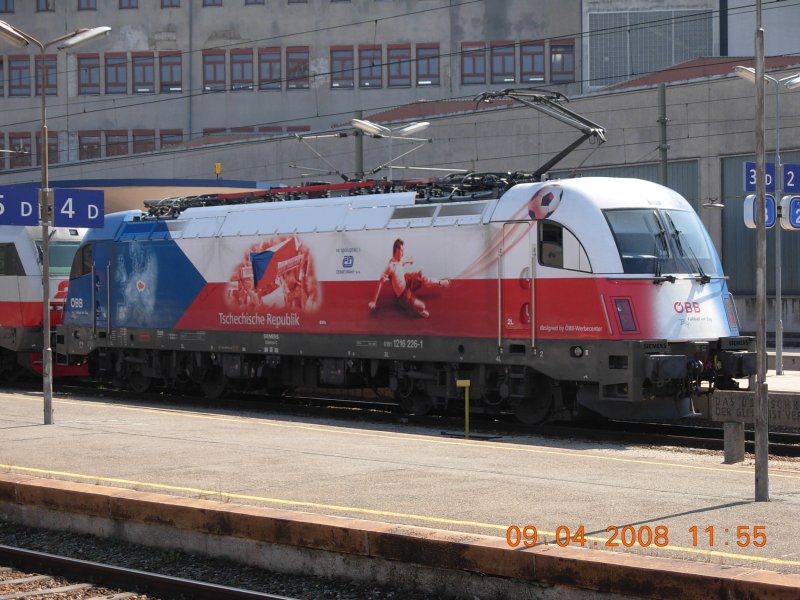 Die tschechische EM-Lok, die blicherweise auf der Strecke Wien Ostbahnhof - Brnn (Brno) verkehrt, lt sich gelegentlich auch auf dem Westbahnhof blicken, so wie hier am 9.4.2008.