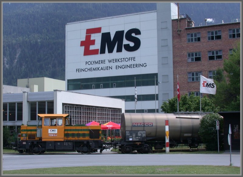 Die tschechische Rangierlok T239-S01 der Ems Chemie erscheint vor dem Hauptgebude. (24.05.2007)
