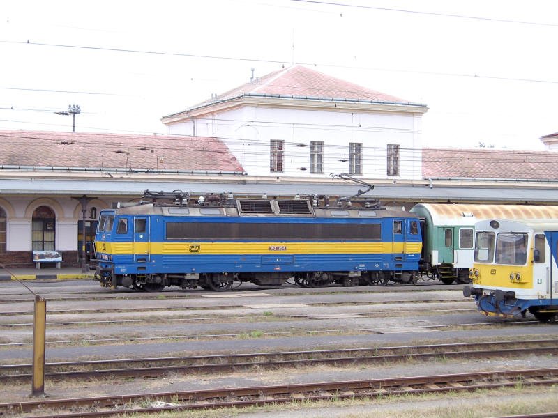Die Tschechische Zweisystemlok 362 120 steht mit einem Schnellzug abfahrbereit im Bahnhof Chomutov, 19.09.07