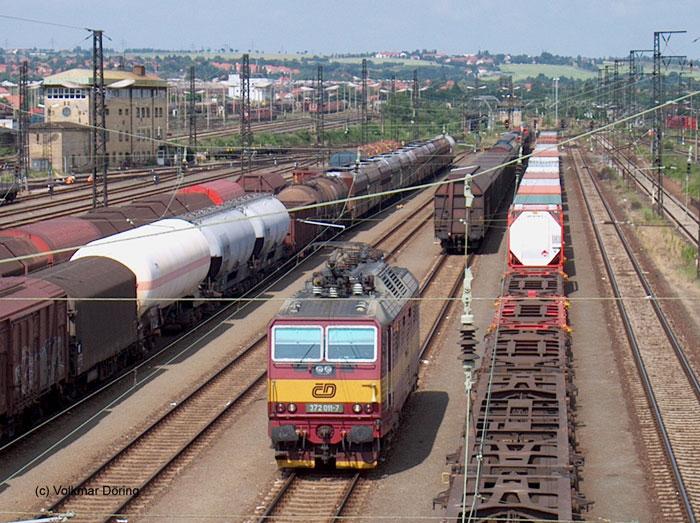 Die tschechische Zweisystemlok 372 011 (siehe auch BR 180 DB) setzt sich in Dresden-Friedrichstadt vor einen Gterzug (17.06.03)
