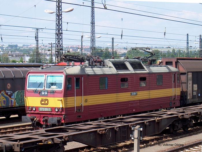 Die tschechische Zweisystemlok 372 011 (siehe auch BR 180 DB) in Dresden-Friedrichstadt (17.06.03)
