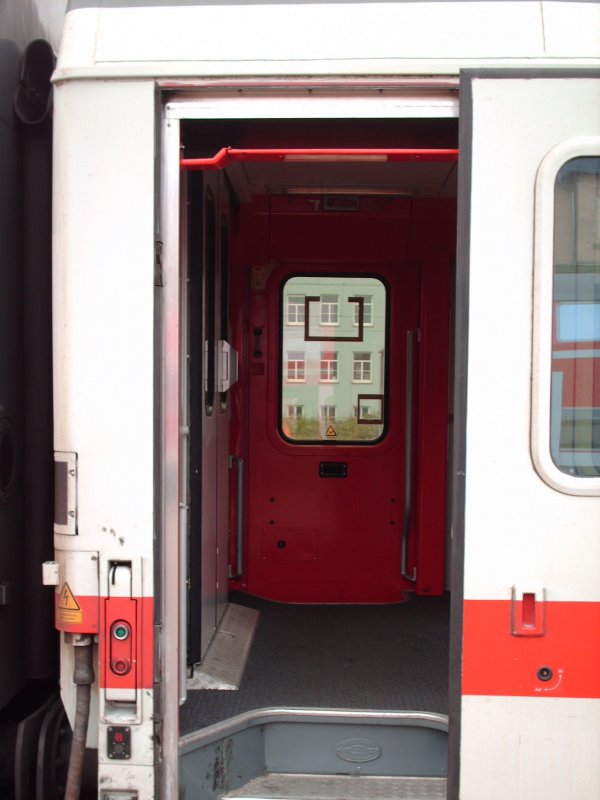 Die Tren des IC 2457 Wagen6 in Halle(Saale)Hbf. Hier kann man gut erkennen wo einmal die Zuglaufschilder waren.