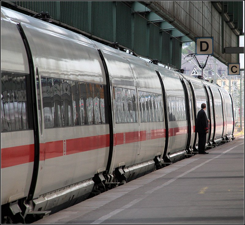  Die Türen schließen selbsttätig  - 

ICE-T im Stuttgarter Hauptbahnhof. 

23.04.2009 (M)
