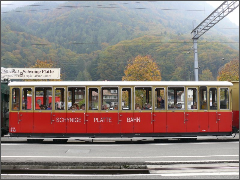 Die Tren sind verschlossen, der Zug ist abfahrbereit. Wilderswil (12.10.2007)