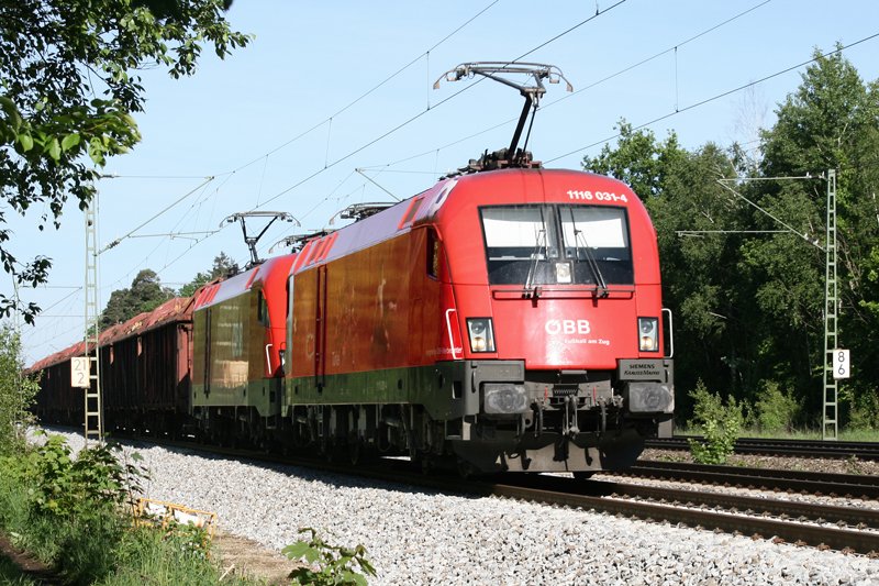 Die t�rkische EM Lok 1116 031 und ein unbekannt gebliebener roter Taurus mit dem 75871 am 17.05.2009 in Haar (bei M�nchen).