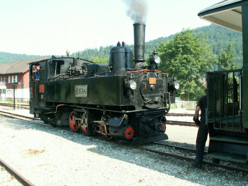 Die U 25 kuppelt fr die Fahrt nach Schwarzenberg an den Zug an.Bezau 28.07.05