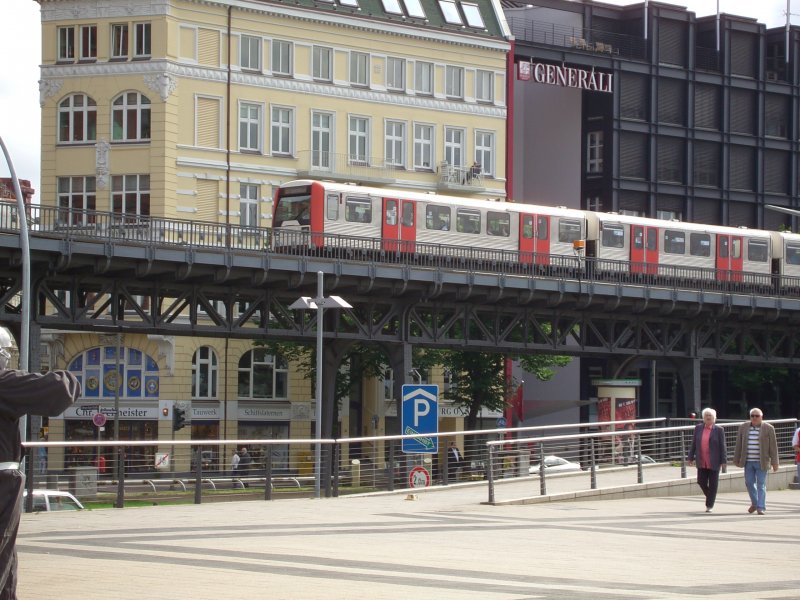 Die U-Bahn von Hamburg heit auch Hochbahn