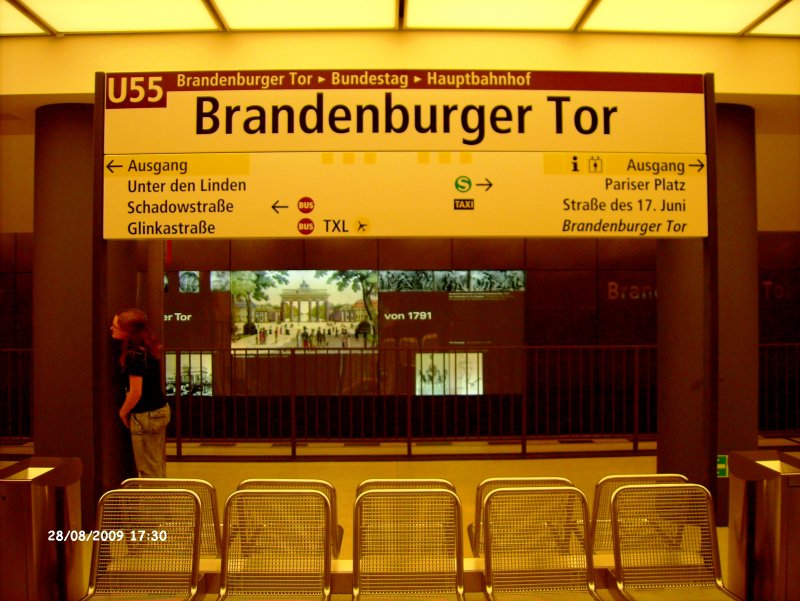 Die U-Bahnstation  Brandenburger Tor  endet an der S-Bahnstation  Brandenburger Tor , bis vor kurzem noch  Unter den Linden , aufgenommen am 28.08.2009.