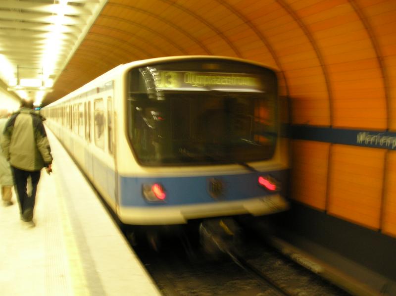 Die U3 hlt auf dem Weg ins Olympiazentrum im Bahnhof Marienplatz. 

Mnchen, 26.02.2005