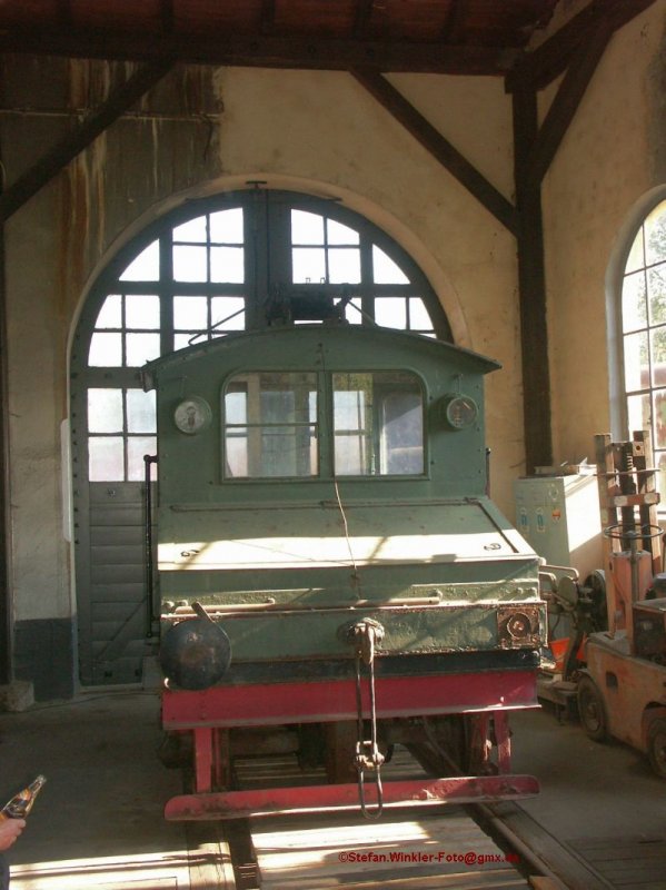 Die �ber 100j�hrige Elektrolok der ehem. Fa Zeh und Scherzer in Rehau blieb beim Eisenbahnclub Selb erhalten. Hier sonnt sie sich w�hrend des Herbstfestes am 19.09.2009 im Lokschuppen.