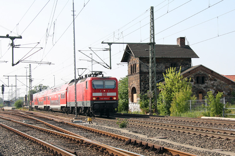 Die, ber Dessau verkehrende, RB 26286 Leipzig-Falkenberg(Elster),  durchfhrt am Morgen des 30.06.2009 den unteren Bahnhof in Delitzsch.