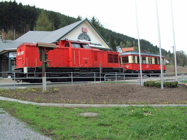 Die berfhrung des Triebwagen BR 479 an der Talstation der Oberweibacher Bergbahn am 30.4.03. Ein Vorgang der zwar regelmig stattfinden mu, jedoch eine fotografische Seltenheit darstellt.Die Oberweibacher Berg-und Schwarzatalbahn ist seit Inbetriebnahme am 15.12.02 wieder ein glanzvoller Eisenbahnhhepunkt im Thringer Wald geworden.