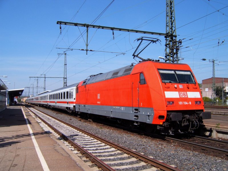Die �bersaubere 101 104-8 am 21.04.07 mit einem InterCity von Karlsruhe HBF nach N�rnberg HBF auf Gleis 2 des Aalener Bahnhofs. Kein Fake!!!