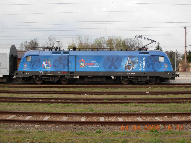 Die UEFA-Lok 1116 080-1 zusammen mit dem R 2226 'Thayatal' am 4.4.2008 im Bahnhof Stockerau auf der Fahrt nach Retz.