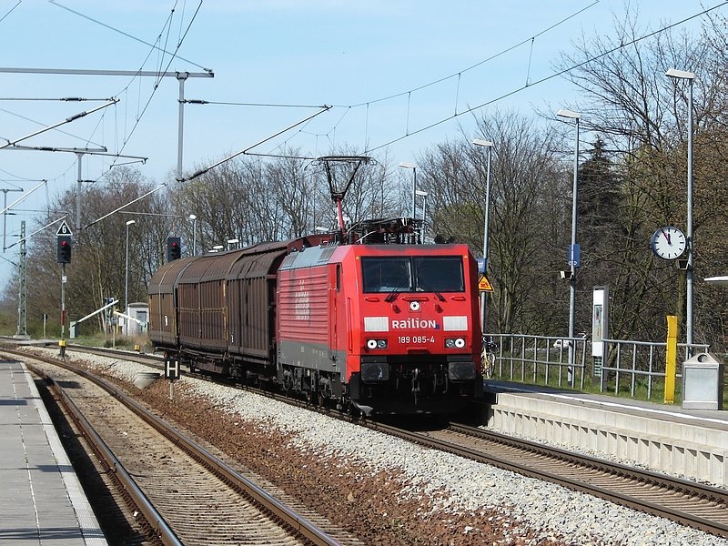 Die Uhr hat mal wieder 5 vor 12 geschlagen als 189 085 am 13.04.07, mit ihrem berlangen Gterzug, durch den Bahnhof Martensdorf fhrt.