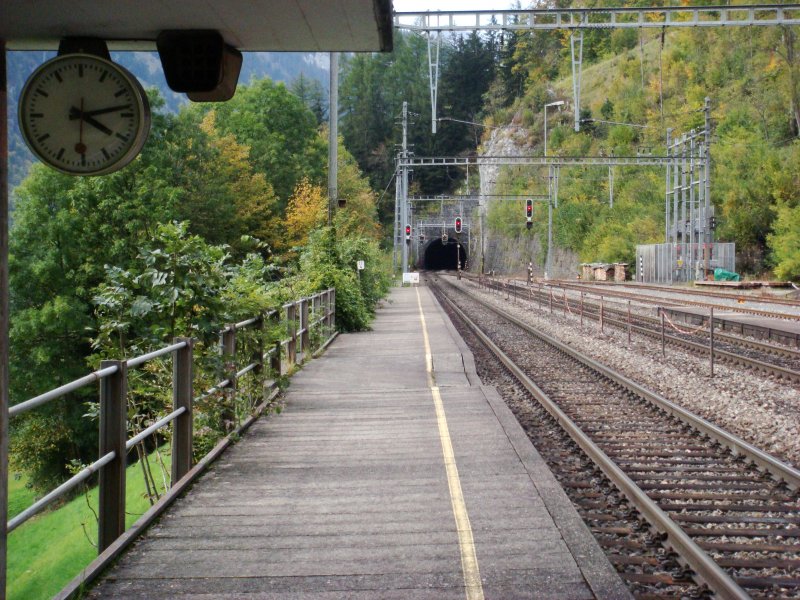 Die Uhrzeit und die roten Signale in Blausee-Mitholz (am 3.10.2007)haben einen Zusammenhang,denn der Ltschberg-Basistunnel ist von 10.00 Uhr bis um 16.00 fr unterhaltsarbeiten gesperrt.Somit fahren whrend dieser Zeit bis zum Fahrplanweechsel immer noch alle Gterzge obendurch.