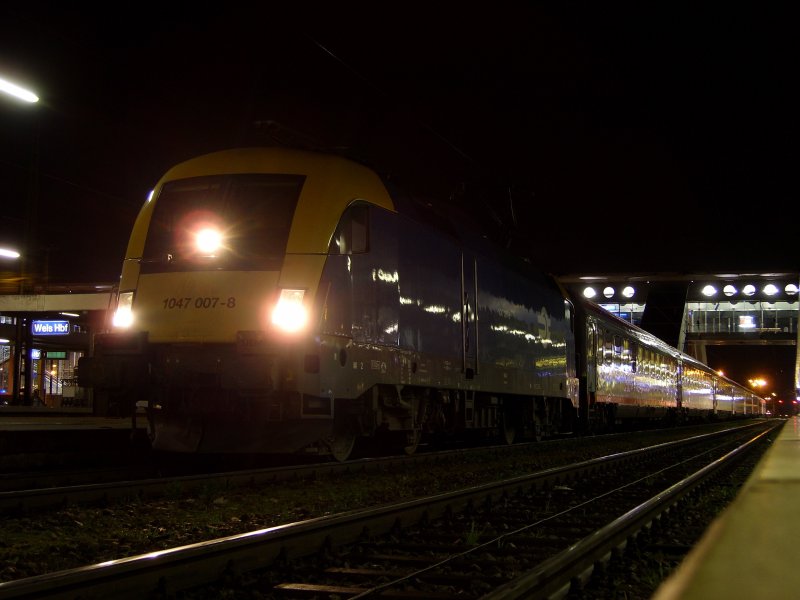 Die ungarische 1047 009 der MAV zieht den IC 742 'EZA Fairer Handel' von Wien Westbf nach Salzburg Hbf, hier beim Halt in Wels. [21.03.07, 19:49]