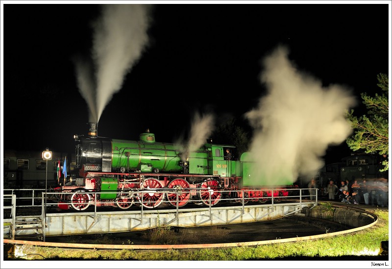Die ungarische 109.109 bei der Langen Nacht der Museen auf der Drehscheibe im Heizhaus Strasshof. 03.10.2009