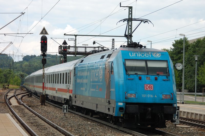 Die Unicef - 101 016-4 in typischer Fotowolke. Eine viertel Stunde vorher schien noch die Sonne. (Amstetten, 17.07.2008)