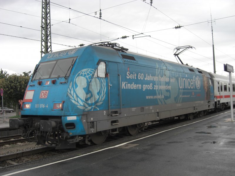 Die  Unicef-Lok  101 016-4 von Mnchen kommend im Bhf Freilassing 
am 23.08.2008 stehend in Richtung Salzburg. Vorne links ist bereits
eine leichte Beschdigung der Folie zu sehen.