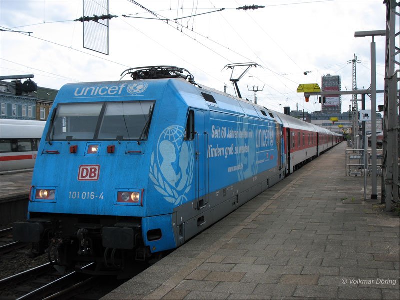 Die unicef-Lok 101 016  Seit 60 Jahren helfen wir Kindern gro zu werden  in Hamburg-Altona  - 13.05.2007
