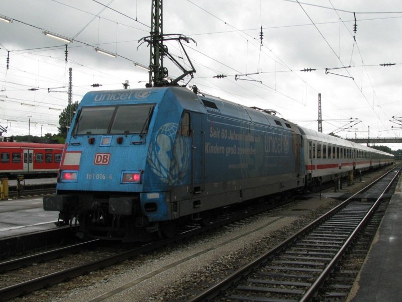 Die Unicef Werbelok 101 016 schiebt einen IC in Richtung Mnchen. Aufgenommen am 23.8.2008 in Rosenheim. Die Lok befindet sich in einen schrecklichen Zustand: die Folien lsen sich schon ab und gewaschen sollte sie auch mal werden.