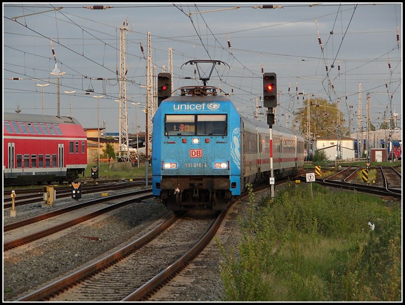 Die Uniceflok 101 016 am 1.Mai 2007 aus dem Ostseebad Binz bei der Einfahrt in den Rostocker Hbf
