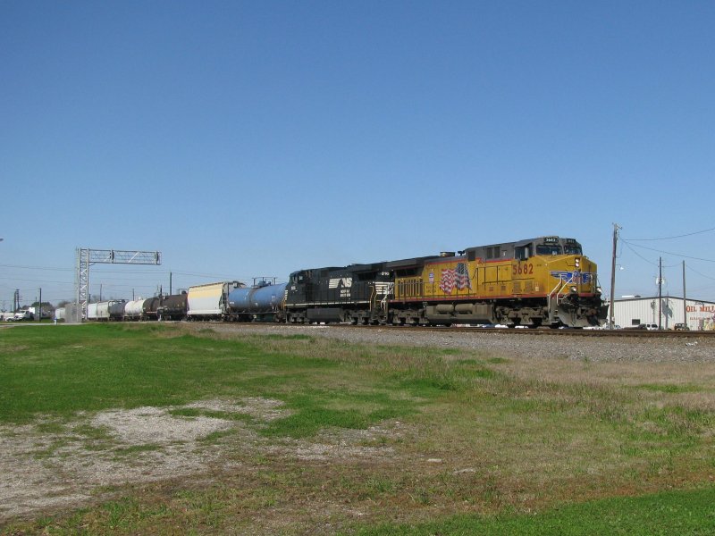 Die Union Pacific Lok 5682 bespannt zusammen mit der Norfolk Southern Lok 9816 einen gemischten Gterzug. Aufgenommen am 11.3.2008 in Sealy (Bei Houston, Texas).