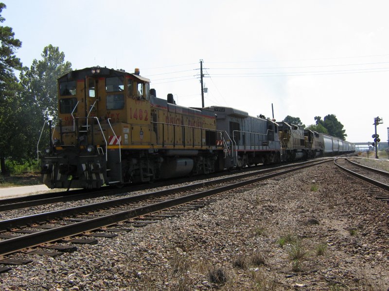 Die Union Pacific Loks 1482, 122, 6145 und 3391 bespannen einen G�terzug, der aus 82(!) Wagen besteht, aufgenommen am 22.9.2007 in Spring (n�rdlich von Houston, Texas).