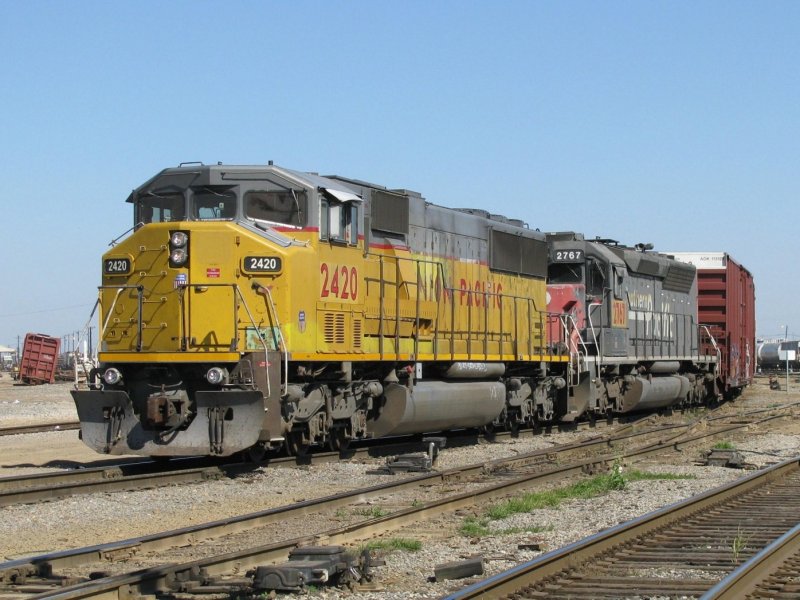 Die Union Pacific Loks 2420 und 2767 (trgt noch die Southern Pacific Lackierung) mit einem Gterzug am 26.2.2008 in Houston (Texas).
