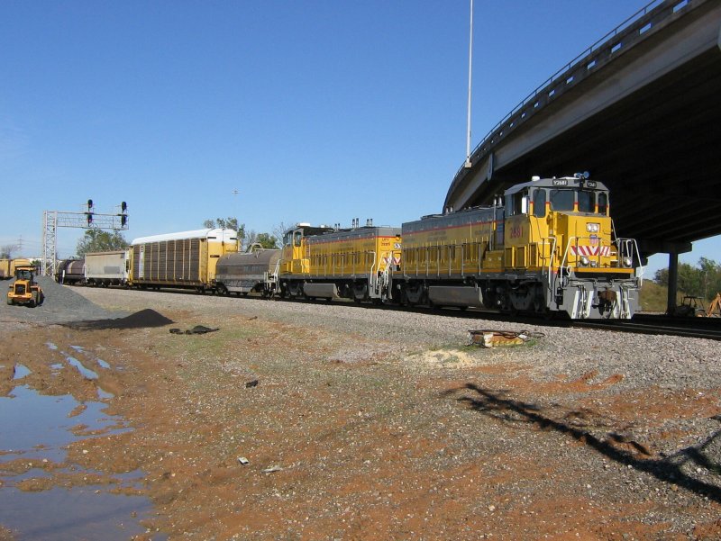 Die Union Pacific Loks 2681 und 2689  mit einem Gterzug in Houston (Texas). Aufgenommen am 26.11.2007.