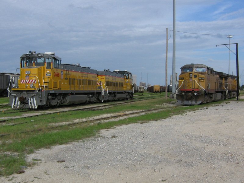 Die Union Pacific Loks 2698, 2669 (links im Bild), 6855 und 6509 (rechts im Bild) sind am 15.10.2007 in Galveston (Texas) abgestellt.