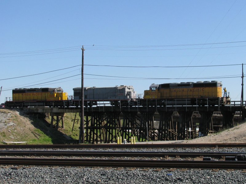 Die Union Pacific Loks 3277, 153 und 3542 berqueren am 8.3.2008 einen Brcke in Houston (Texas).