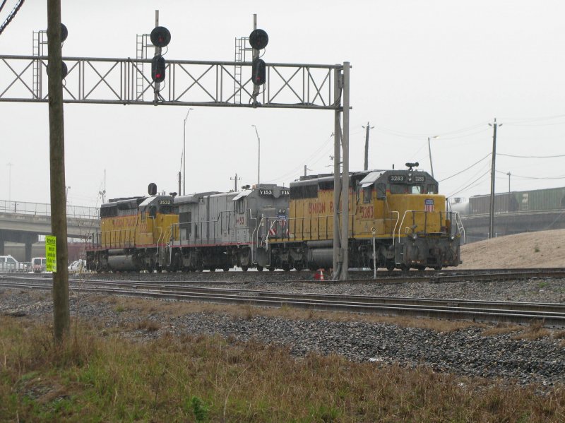 Die Union Pacific Loks 3283, 153 und 3532 sind am 15.2.2008 bei starken Regen in Houston (Texas) abgestellt.