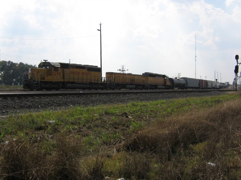 Die Union Pacific Loks 3299, 936 und 3277 mit einem Gterzug am 3.11.2007 in Houston (Texas).