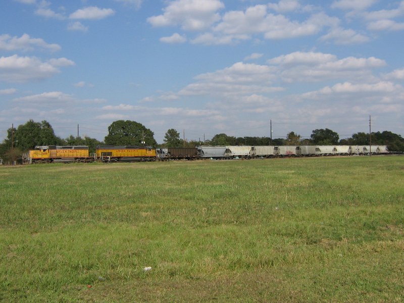 Die Union Pacific Loks 3499 und 2857 mit einem Gterzug am 5.11.2007 in Sealy (bei Houston, Texas).