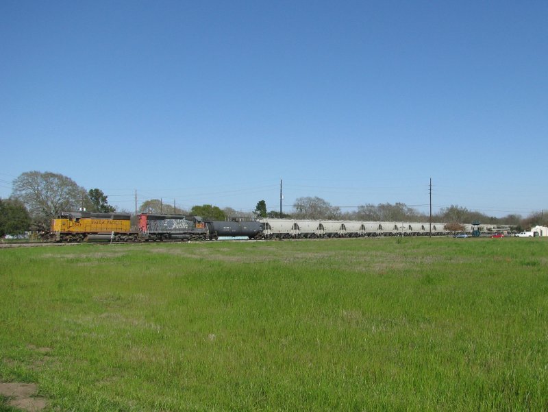Die Union Pacific Loks 3543 und 2679 mit einem Gterzug am 27.2.2008 in Sealy (bei Houston, Texas).