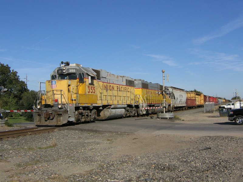 Die Union Pacific Loks 355 und 345 mit einem Gterzug am 15.11.2007 in Rosenberg (bei Houston, Texas).
