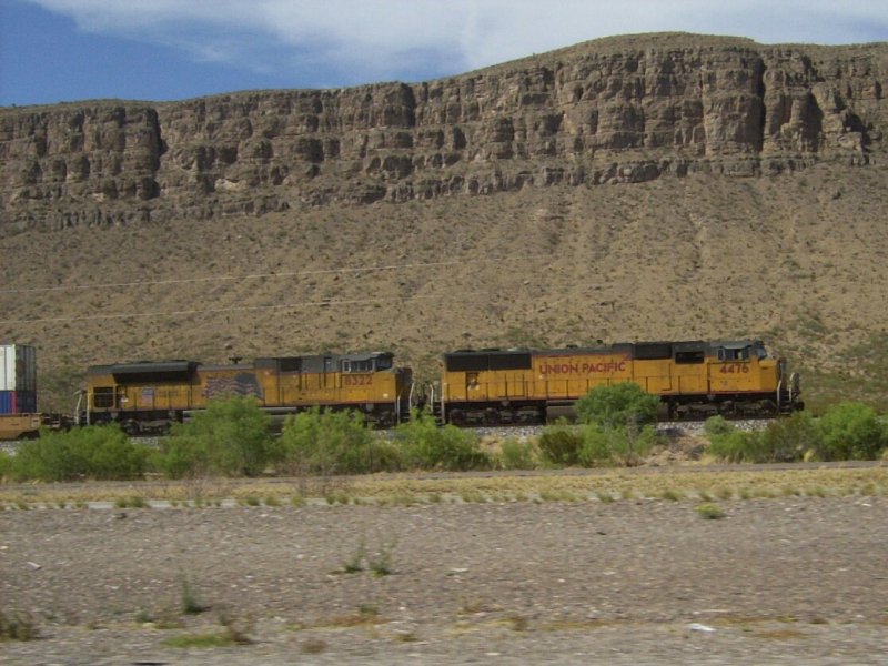 Die Union Pacific Loks 4476 und 8322 sind am 15.4.2006 mit einem Gterzug im westlichen Teil von Texas unterwegs.