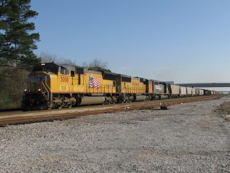 Die Union Pacific Loks 5008, 4475 und 2712 (mit Southern Pacific Lackierung) ziehen einen Gterzug mit 129 Wagen! Aufgenommen am 22.2.2008 in Spring (bei Houston, Texas).