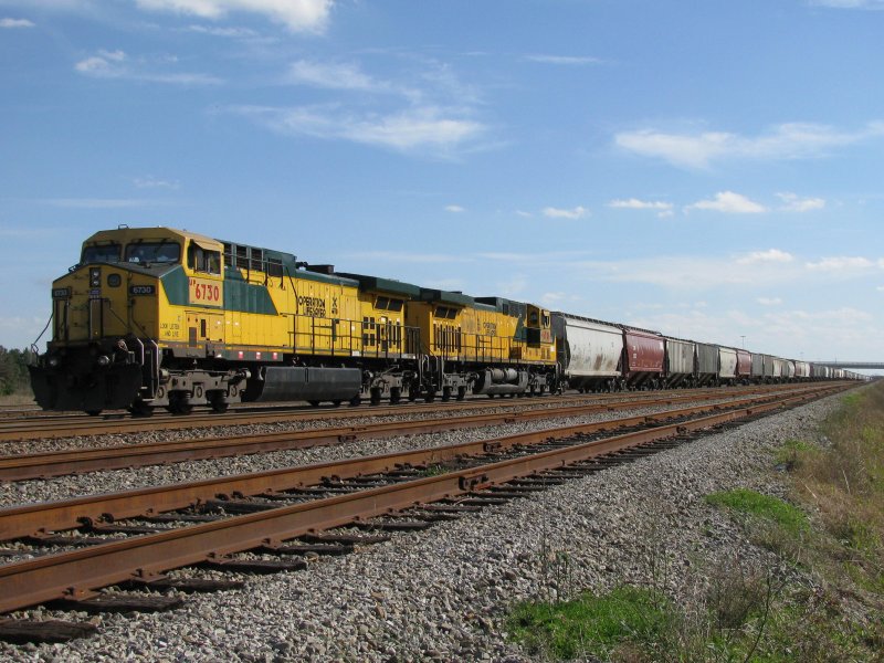 Die Union Pacific Loks 6730 und 6706 (zwei C44AC) mit einem langen Gterzug am 8.2.2008 in Spring (bei Houston, Texas).